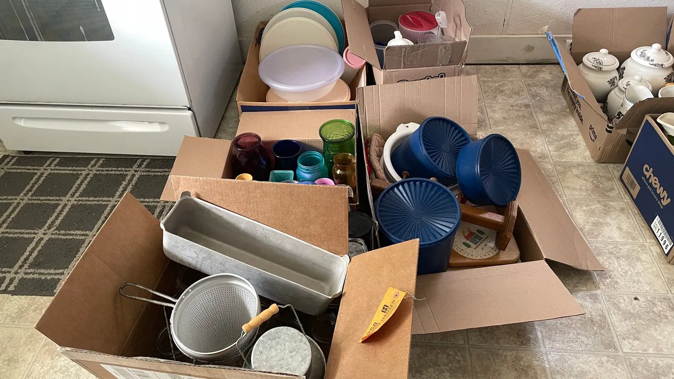 Assortment of Kitchen Items