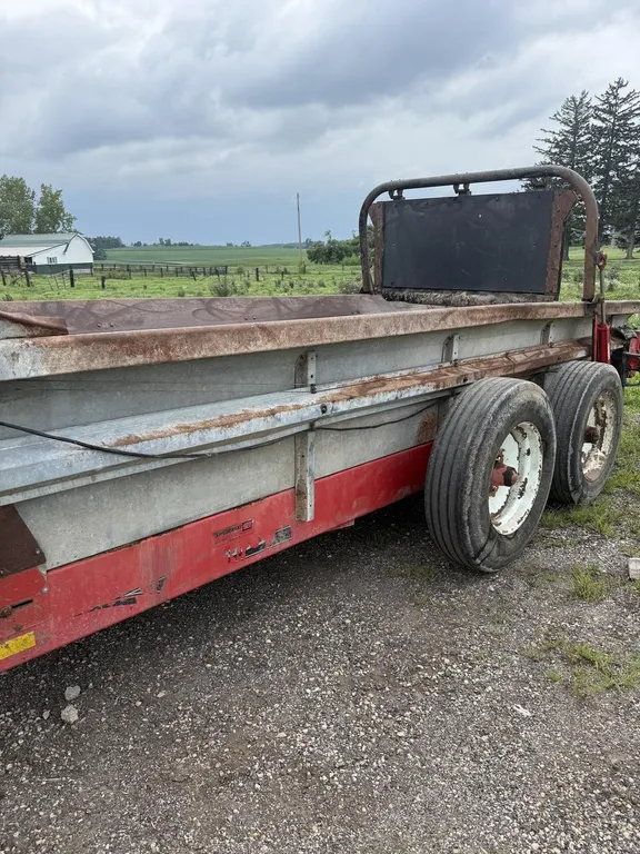 New Idea 3739 Manure Spreader