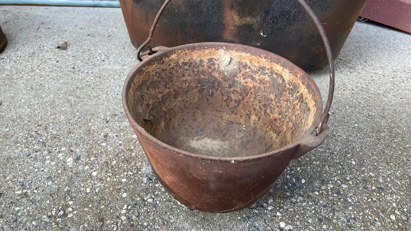 (1) Cast Iron Pail