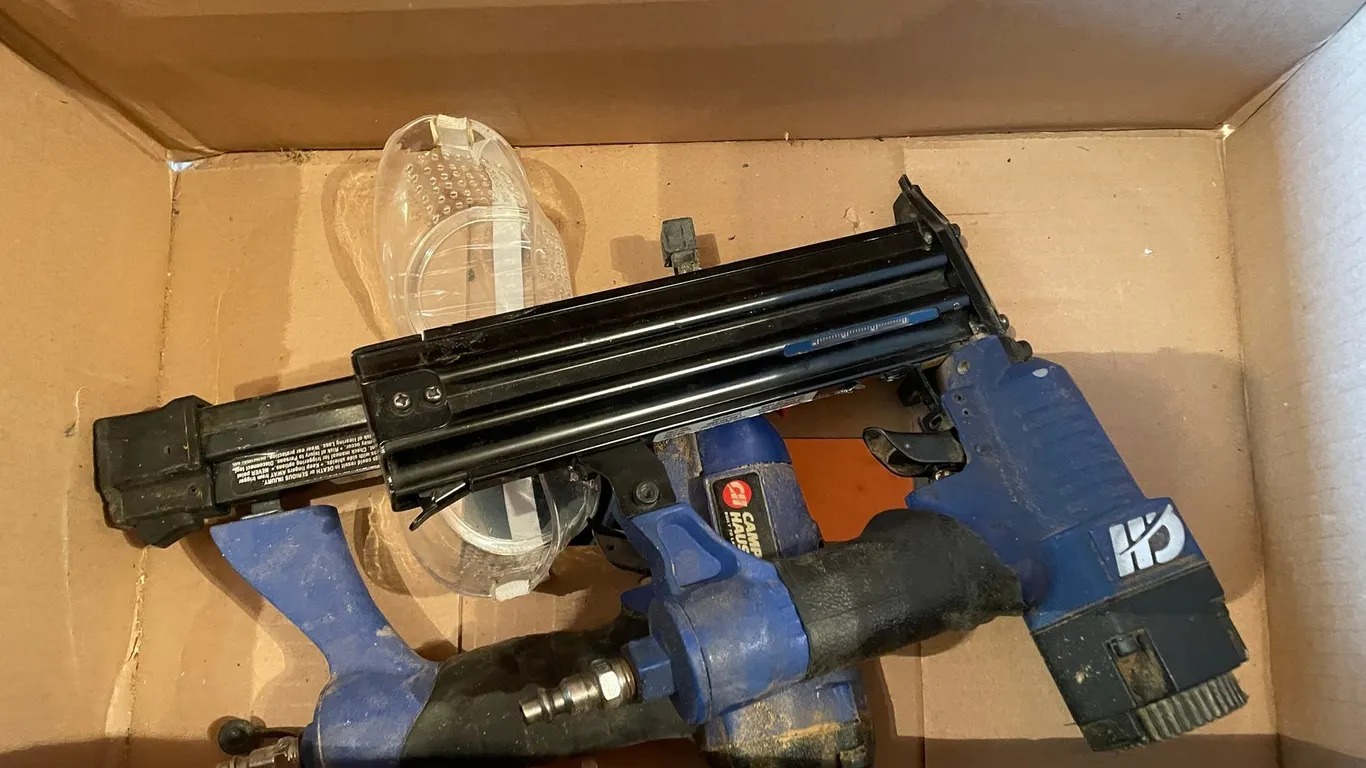 (1) Brad Nailer & (1) Stapler Pneumatic