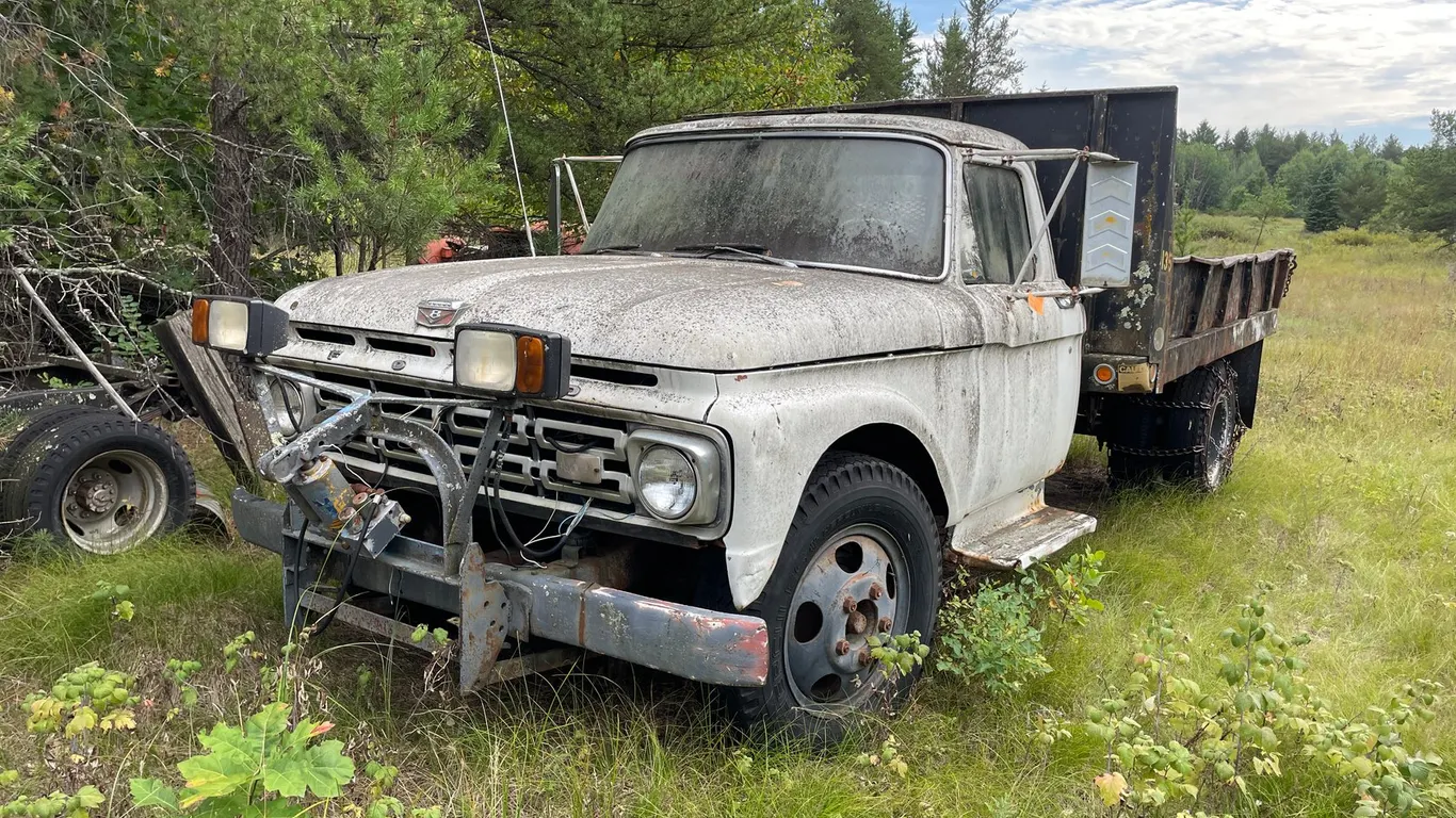 Ford F500 Single Axle Flatbed Truck (No Title)