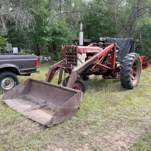 Farmall 460 Loader Tractor