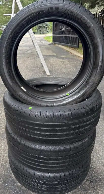 Four Michelin Primacy Max Tires Size P235/50R19
