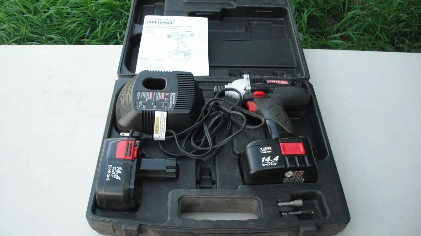 Craftsman cordless drill set with charger and 2 batteries