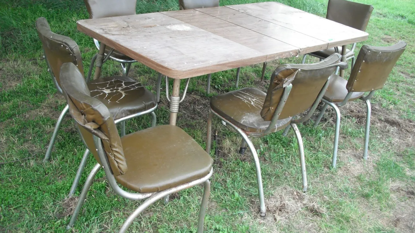 dining table and 7 chairs. Table is 6ft with 2 leaves in
