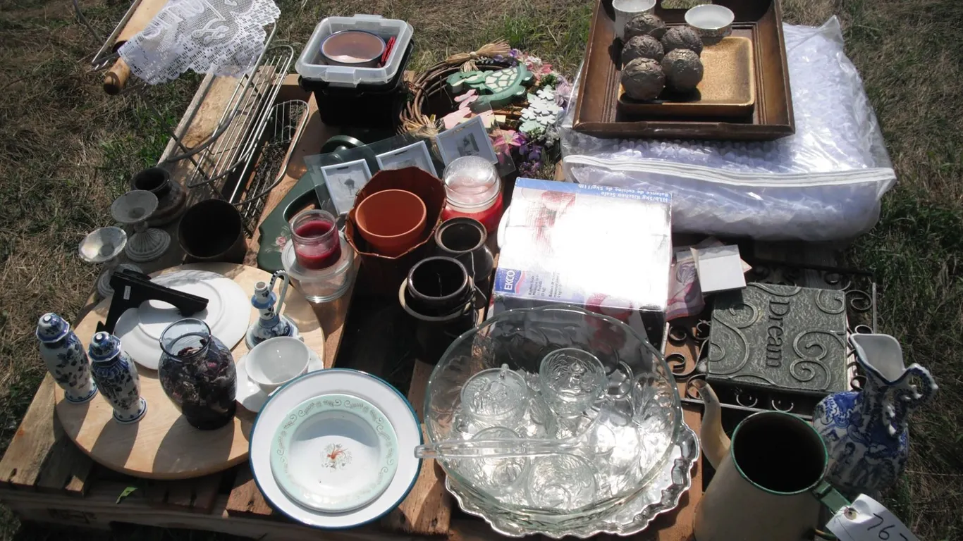 pallet lot - décor items, crockwares, etc.