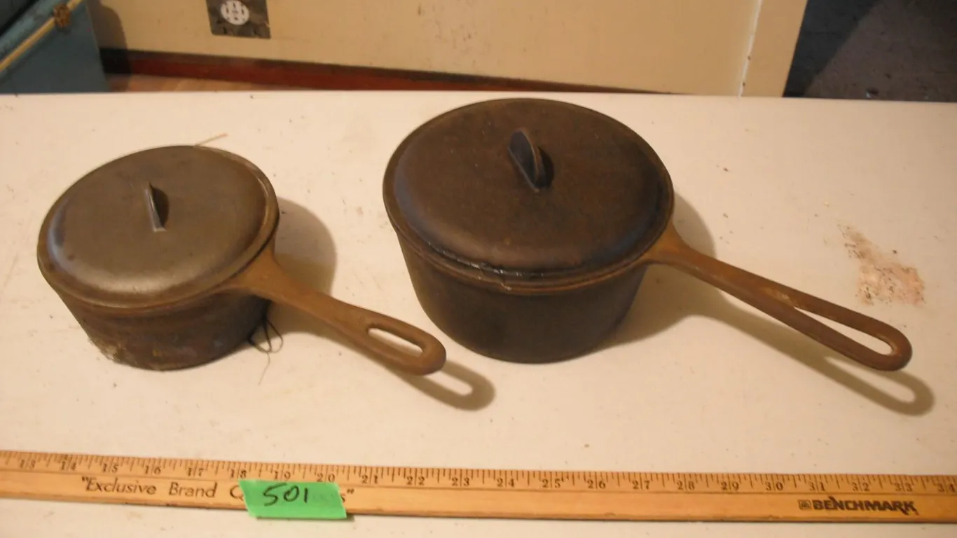 2 cast iron pots w/ lids - 2qt and 3qt, made in Taiwan