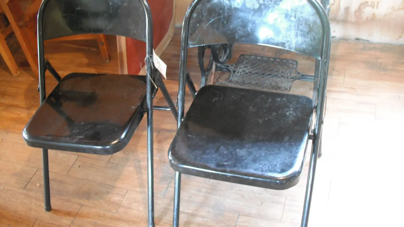 2 folding chairs