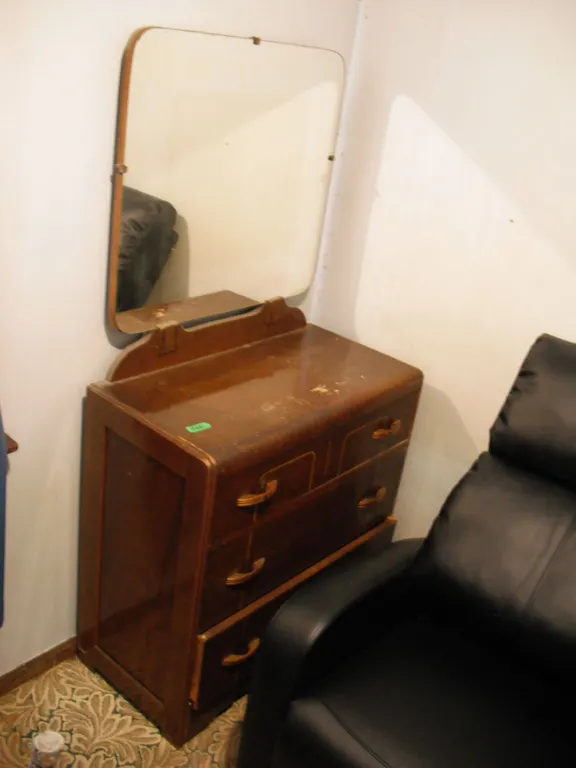 dresser w/ mirror