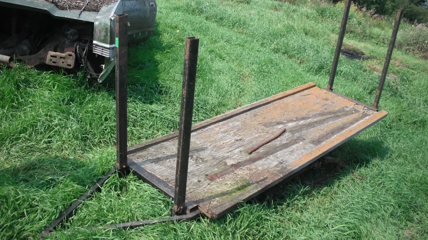 sleigh frame with skis - 123" from back to hitch
