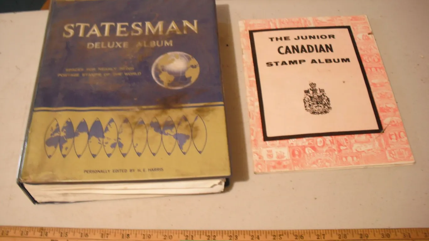 2 stamp albums with large amount of stamps - 1 with all Canada, other with lots of Canada and other