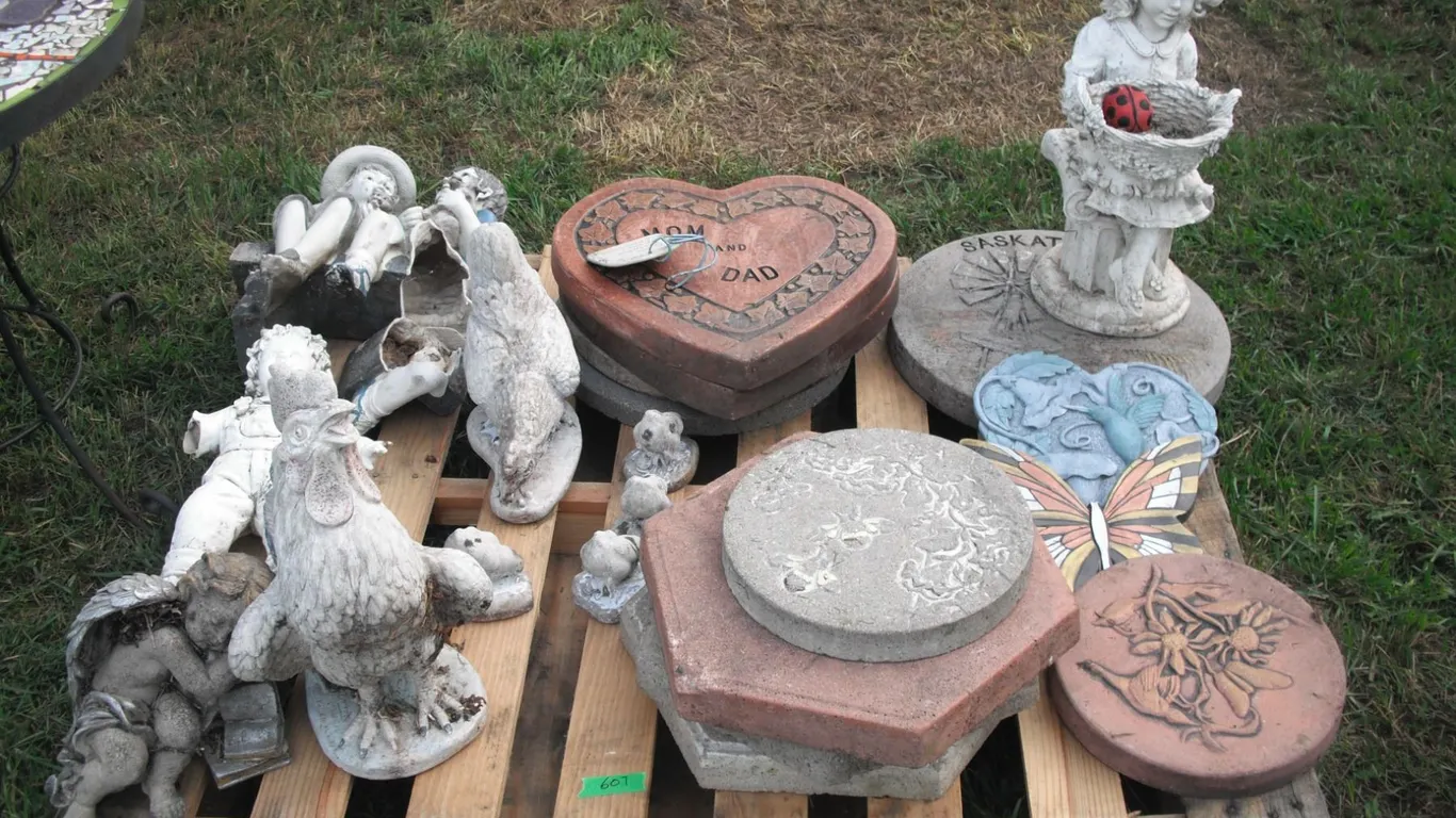 pallet of yard/garden décor