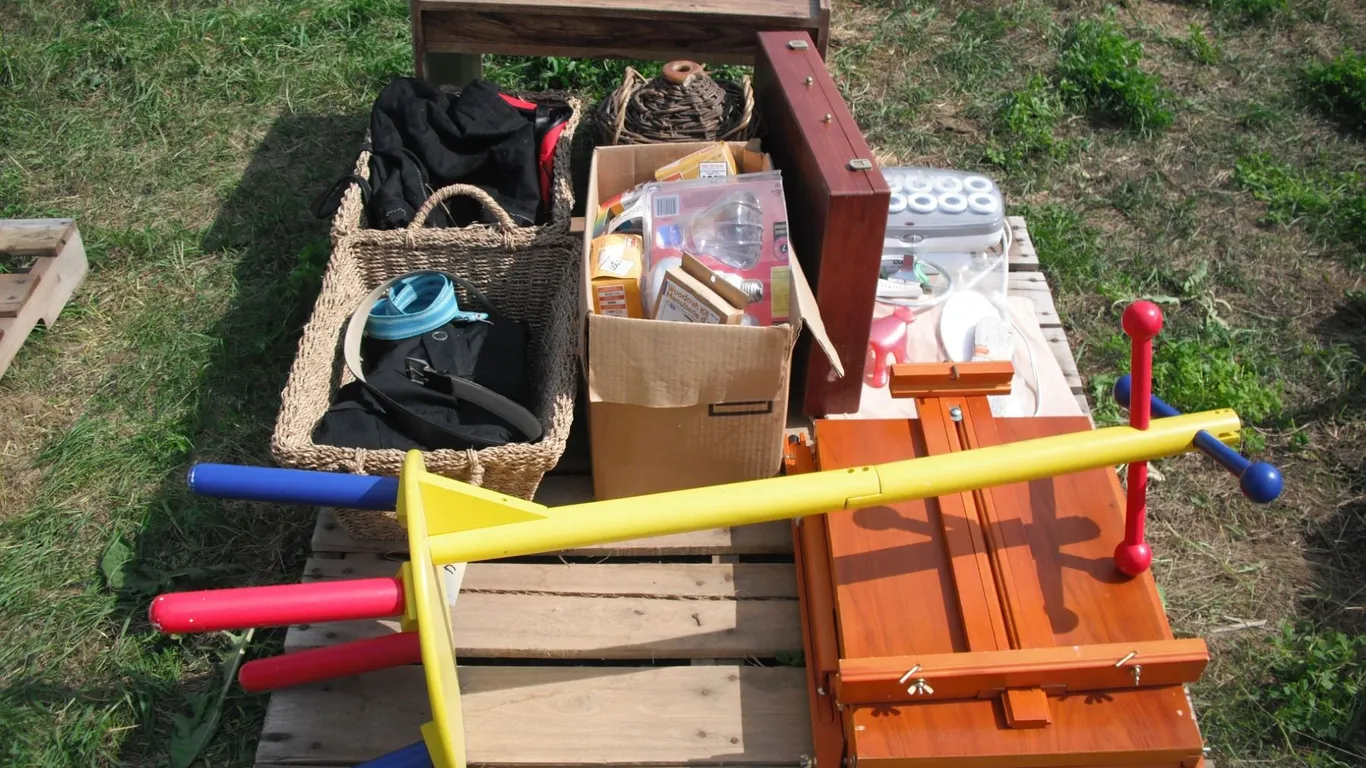 pallet lot - light bulbs, folding easel, etc.