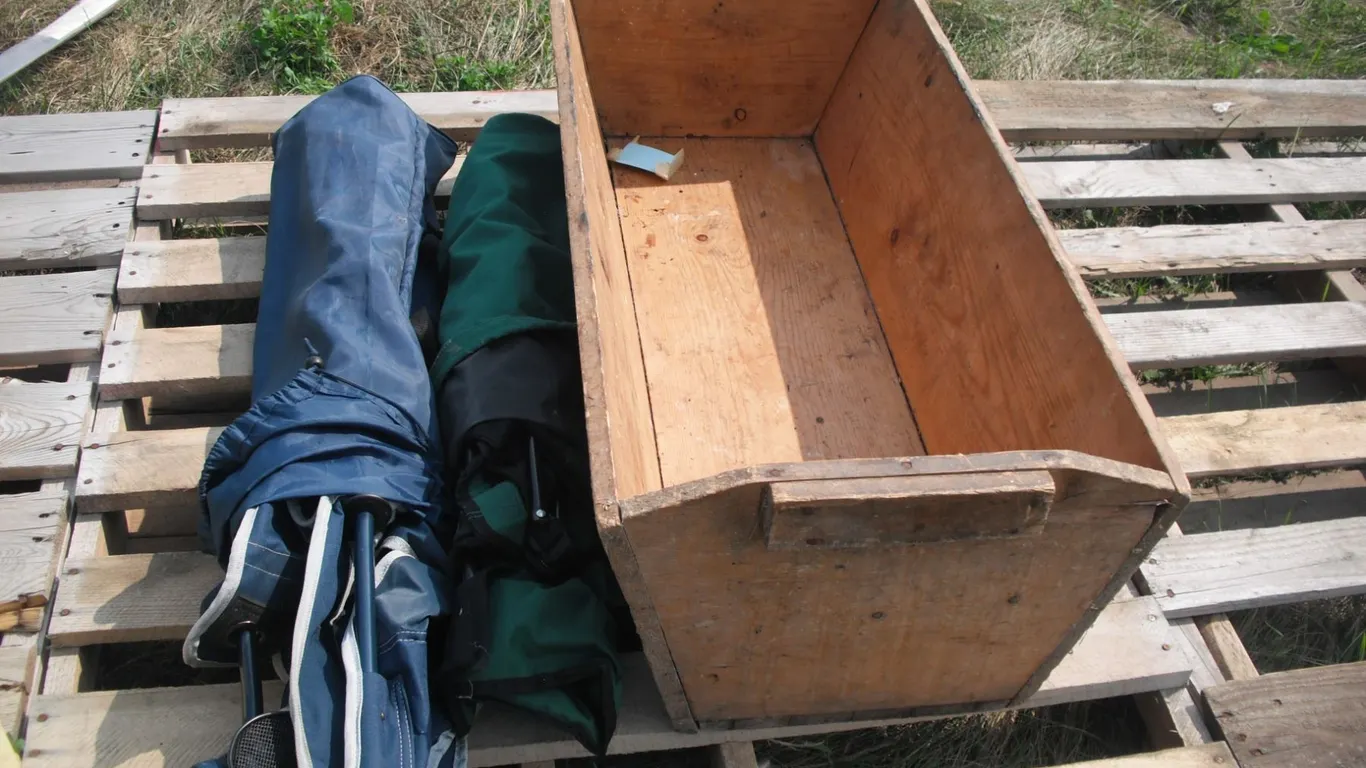 wooden cradle and 2 camping chairs