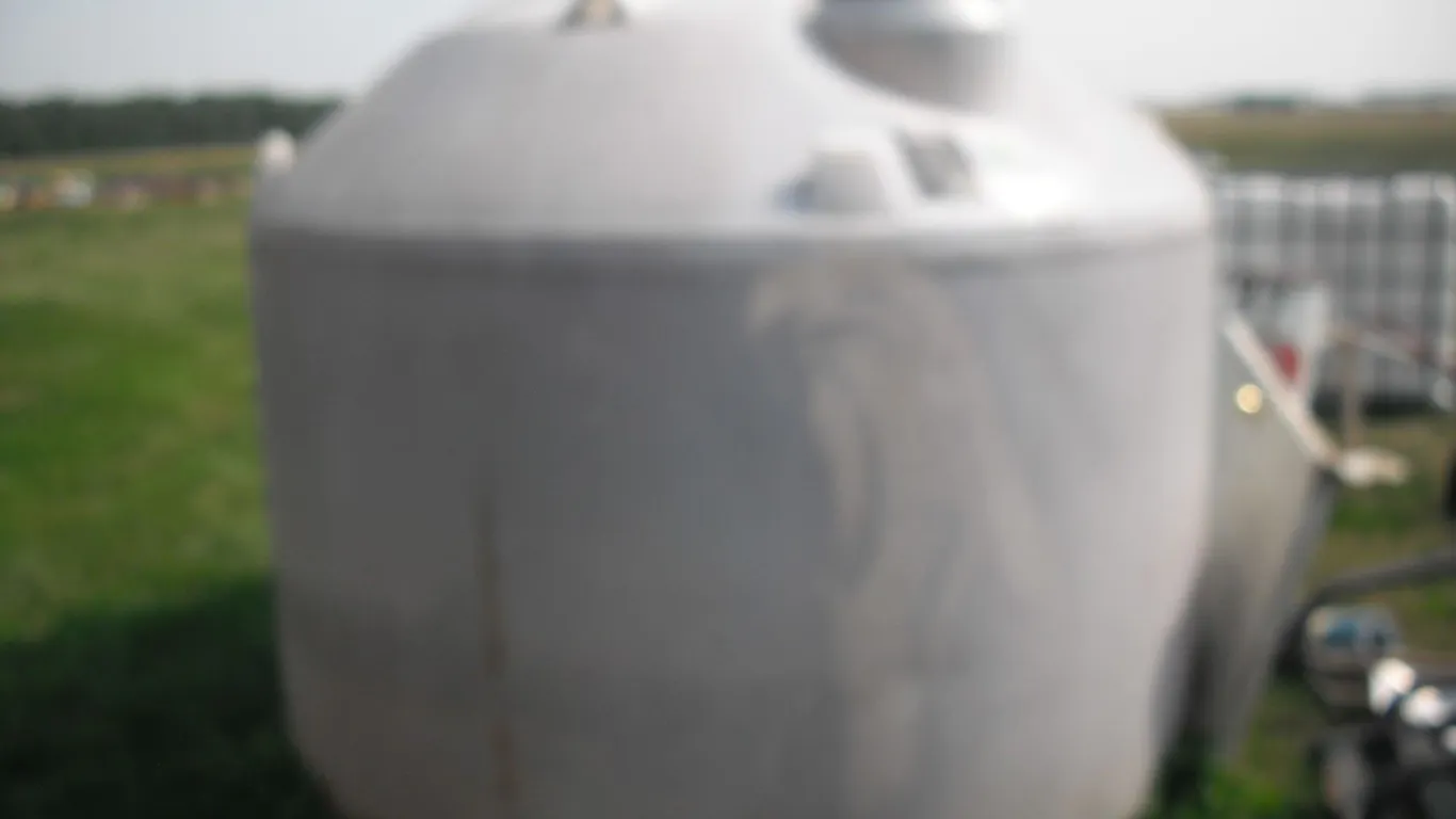 1225 gallon polyethylene agricultural tank