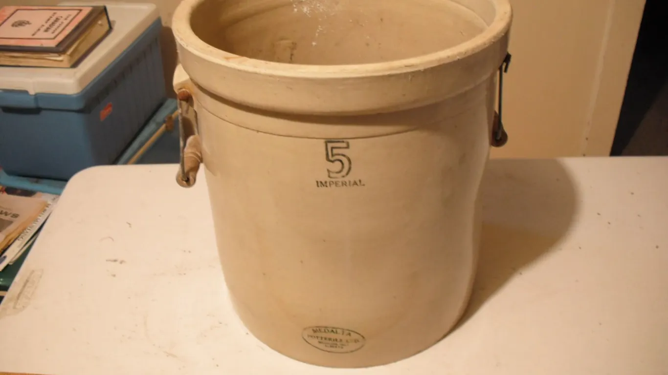 5 gallon Medalta crock w/ handles
