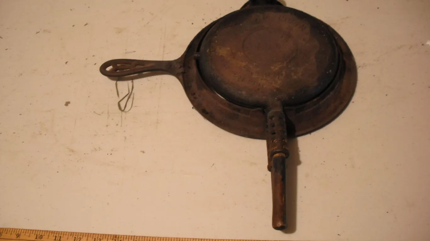 New American No. 8 cast iron waffle maker