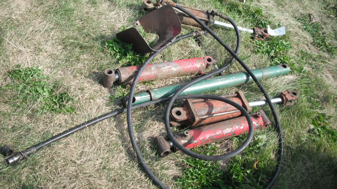 lot of hydraulic rams