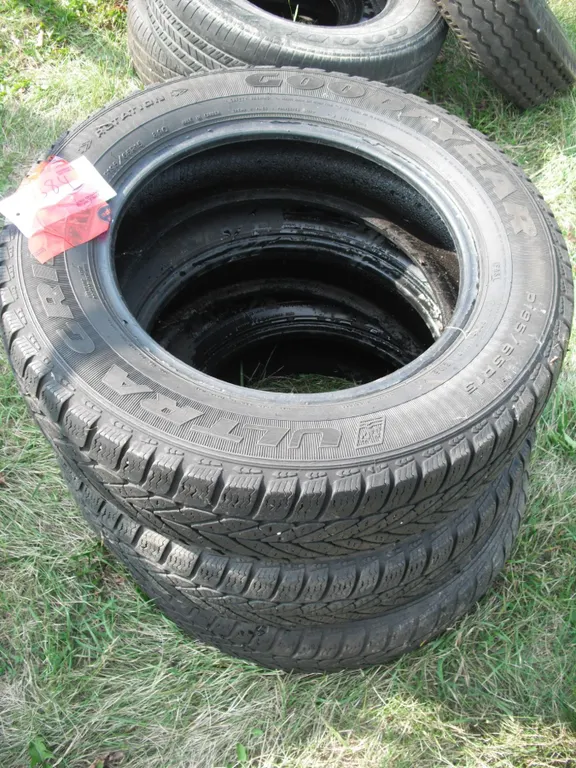 set of 3 tires - Goodyear Ultra Grip, P195/65R15