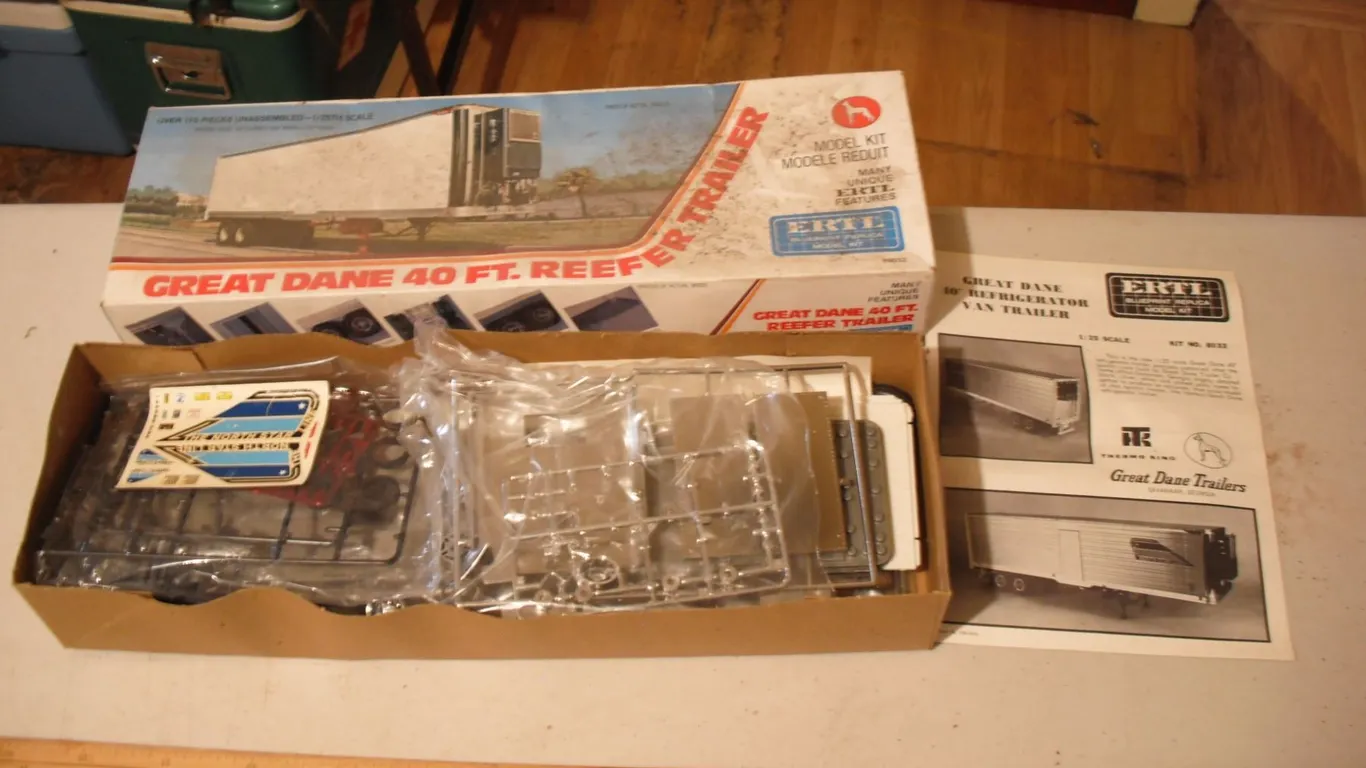 ERTL Great Dane 40ft reefer trailer model kit - looks complete