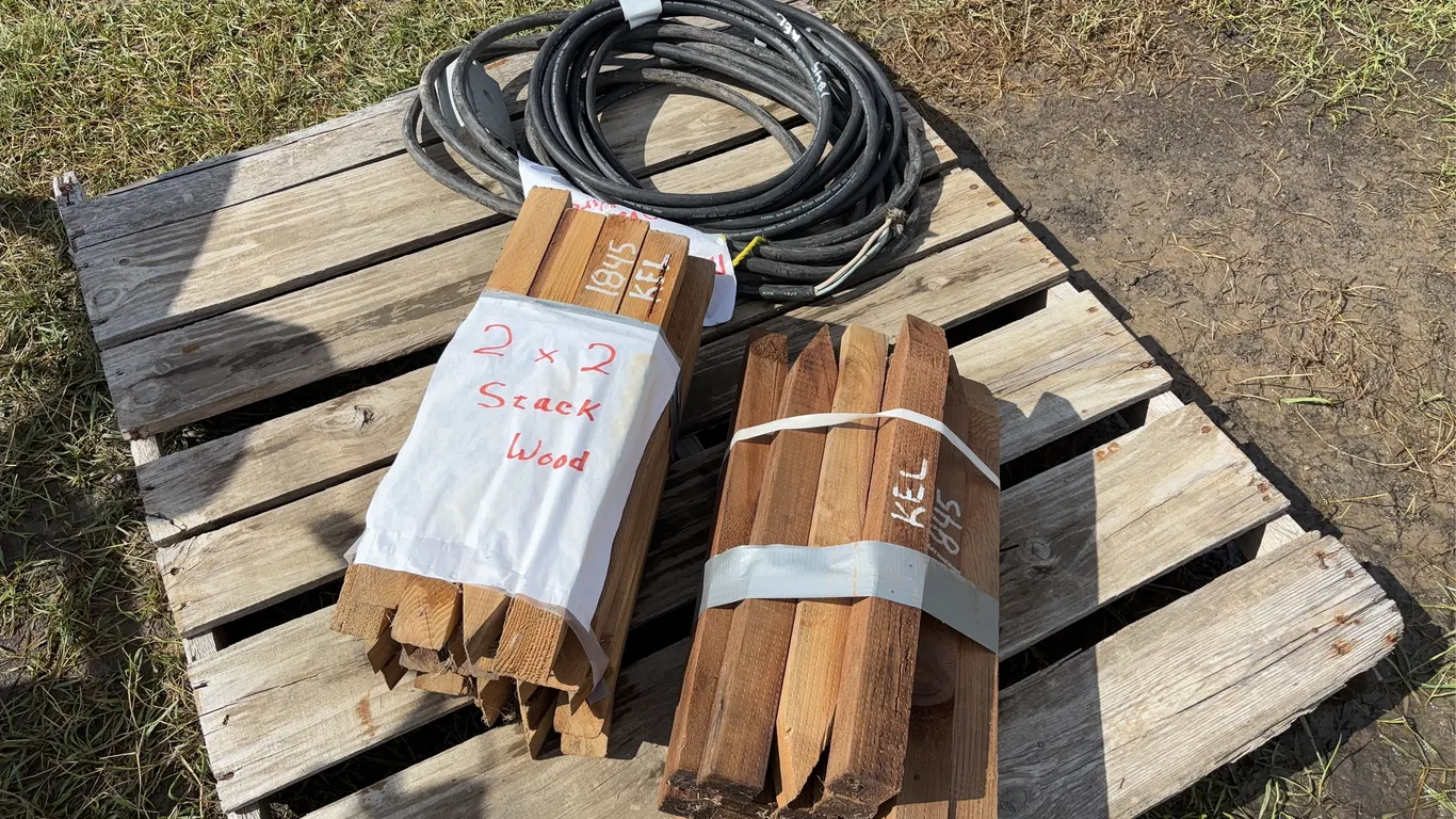 18" Wood Stakes, approx 43, 2 electrical cable cords approx 12', 12/3 90c water resistant, *Unreserved*