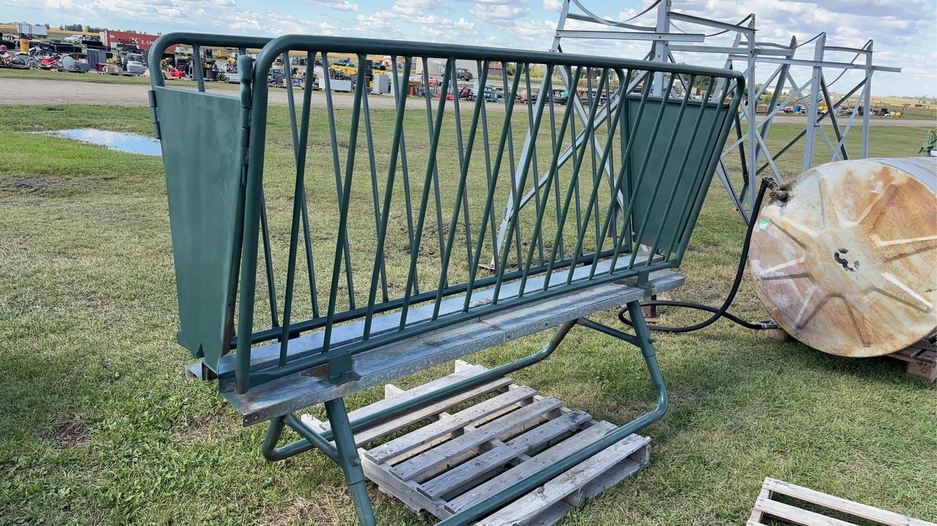 Approx. 8' Steel Frame Hay Feeder Approx. 28'' Wide x 64'' High *Unreserved*