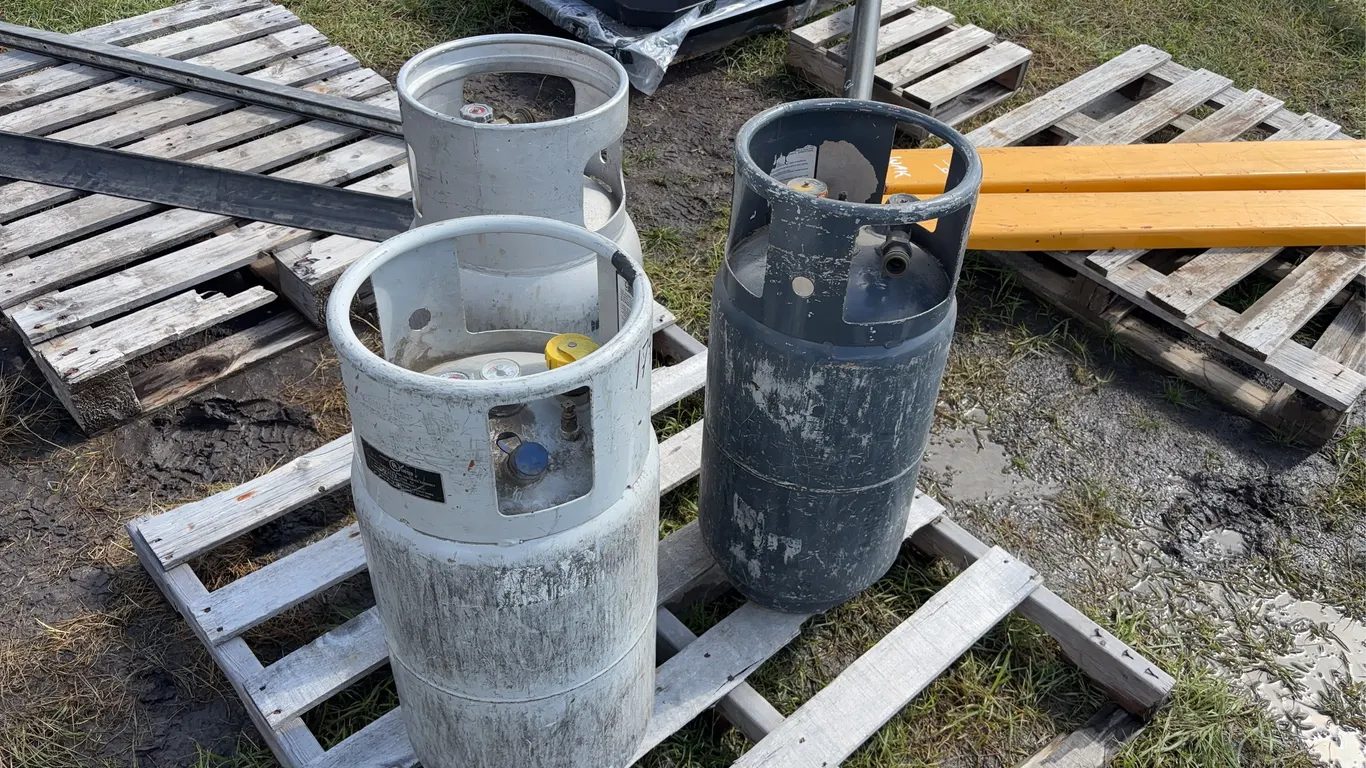 3 - 30 Gallon Propane Tanks for Forklift *Unreserved*
