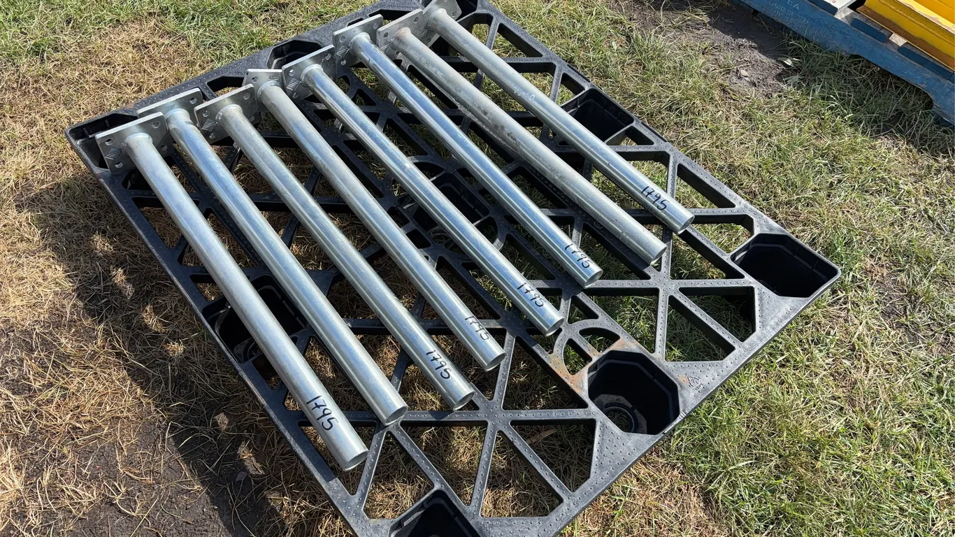 8 - Metal Posts approx 2'6'' w/ 4 Bolt Mounting Base *Unreserved*