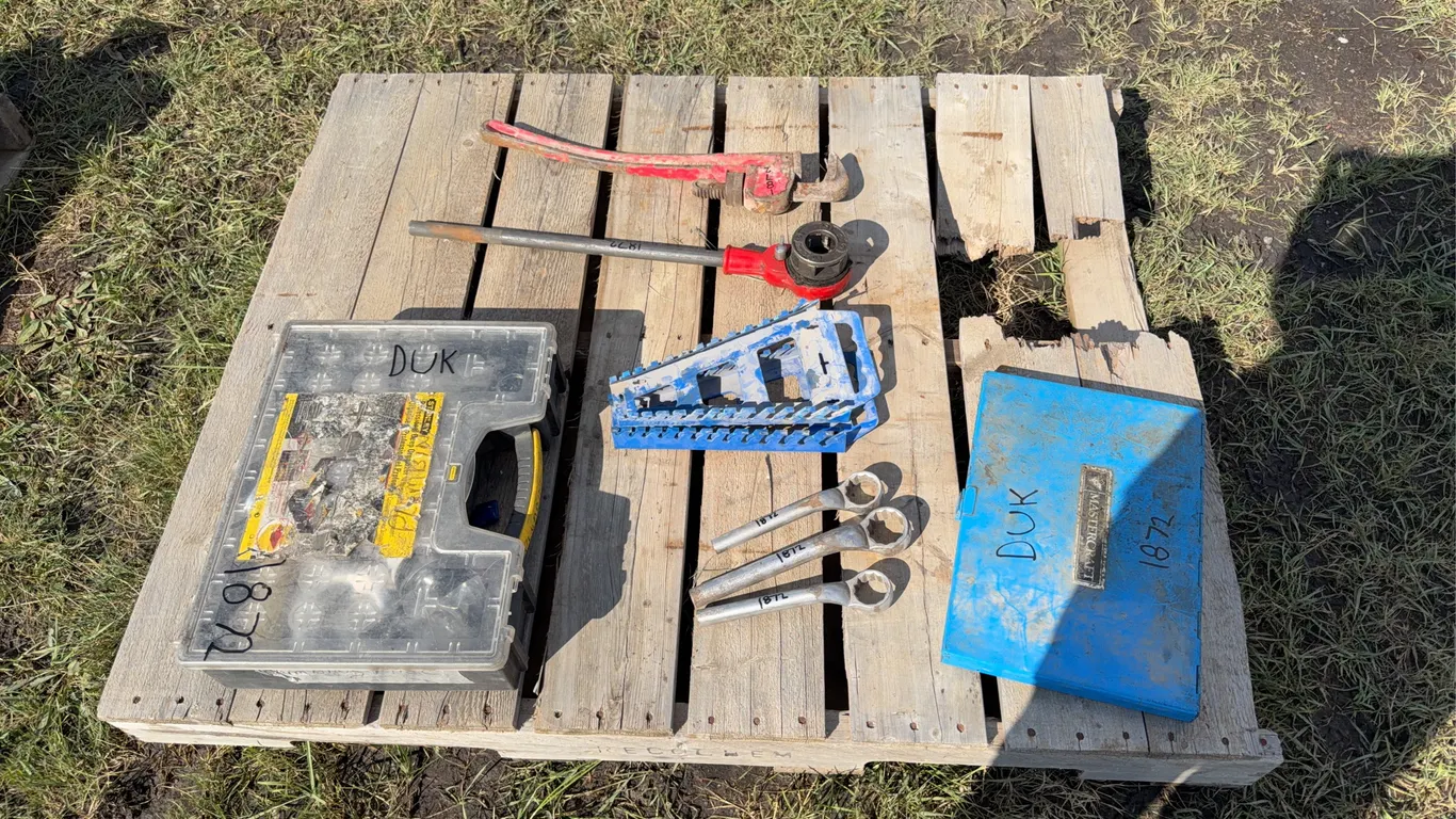 Misc Plumbing pipe, approx 13 pces, Powerfist 24' wrench, 1" dia. pipe threader, &, *Unreserved*