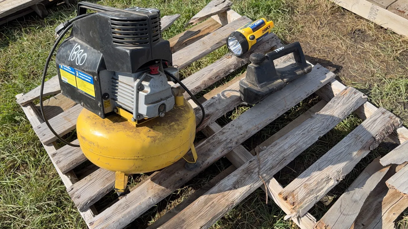Powerfist Air Compressor 2 hp, 5 gallon, 3450 rpm, *Unreserved*