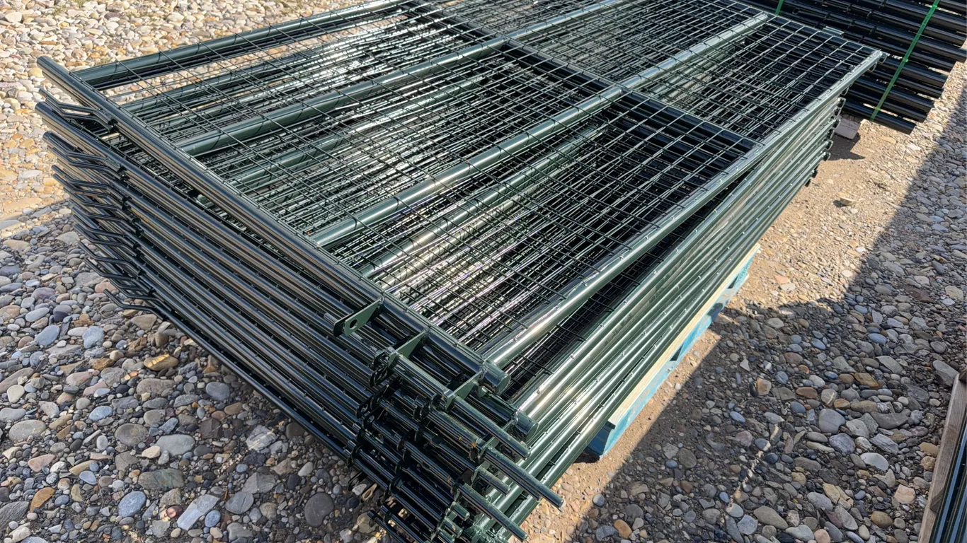 15 - Super Duty Magnum Mesh Sheep Panels, 1 1/4'' Tubing, Approx. 7' x 4'3'' ( 15x Bid Price ) *Unreserved*