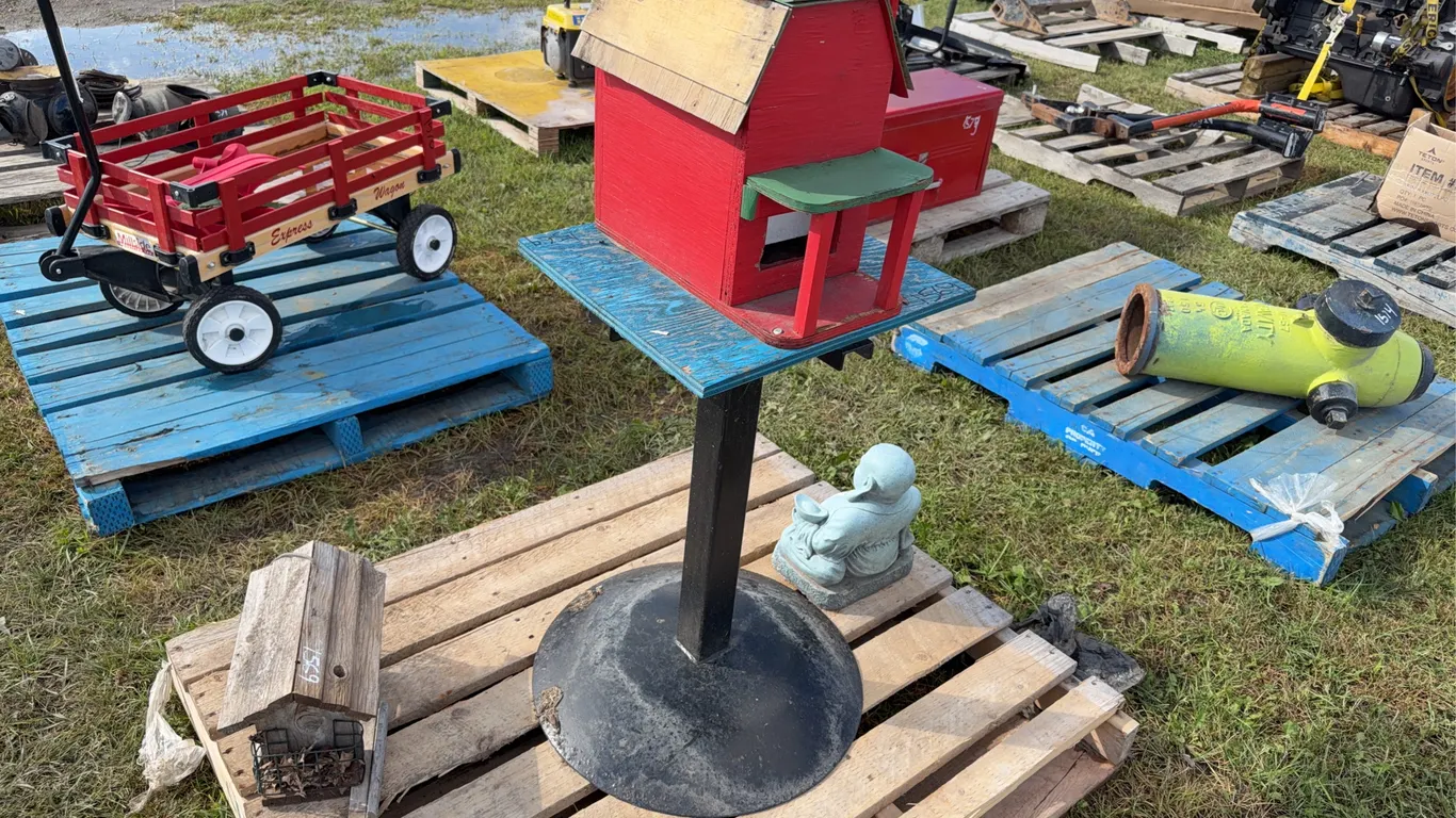 Birdhouse on metal stand approx 17"x16"x50", Birdhouse of wood approx 12"x8"x9", *Unreserved*