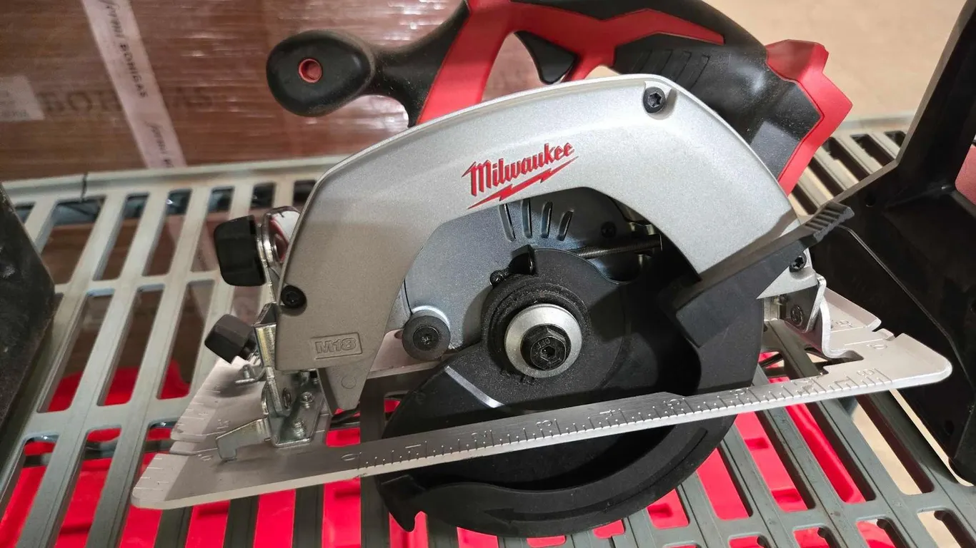 MILWAUKEE 6 AND 1/2-IN SAW