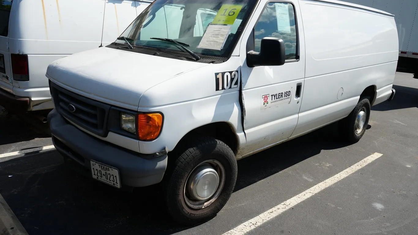 2006 Ford E350 Super Duty Cargo Van - Recommend Tow