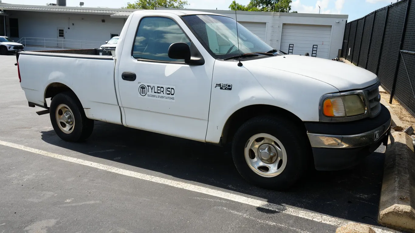 2000 Ford F150 XL Pickup Truck