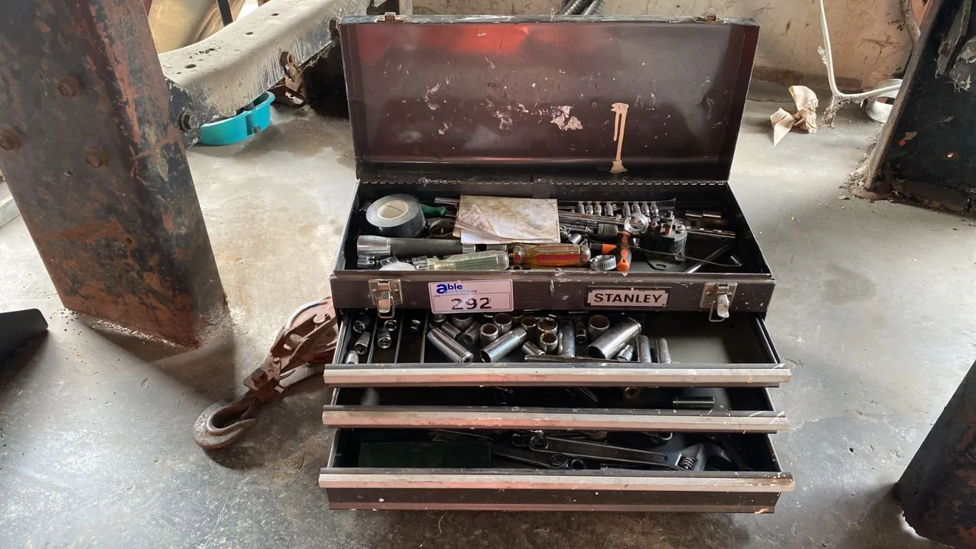 STANLEY 3 DRAWER TOOLBOX WITH CONTENTS & 1 PULLEY HOOK