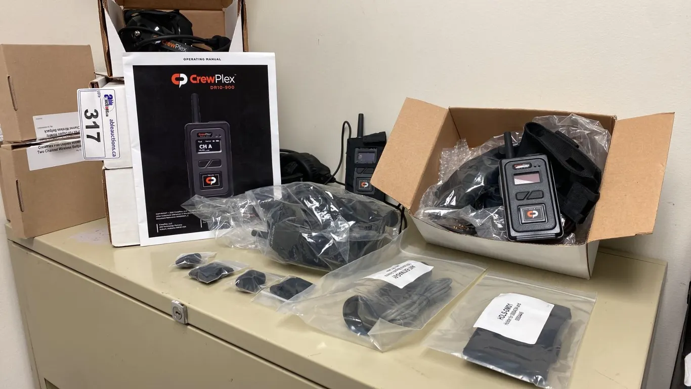 CREWPLEX DR10-900 WIRELESS TEAM COMMUNICATION SYSTEM WITH 4 SMART BOOM PRO SINGLE EAR HEADSETS & 3