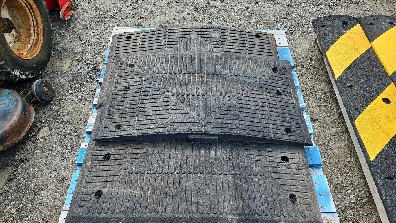 1 Pallet Of Rubber Construction Curbs
