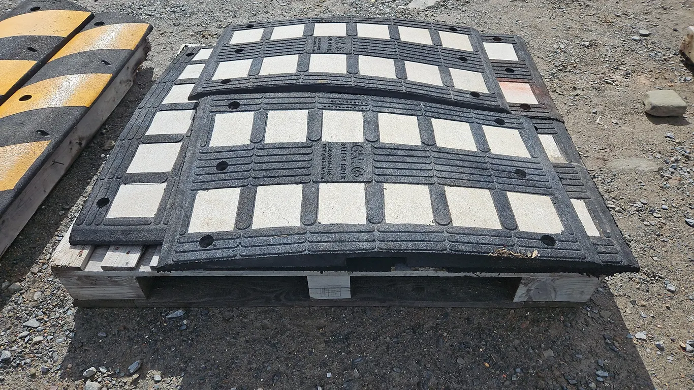 1 Pallet Of Rubber Construction Curbs