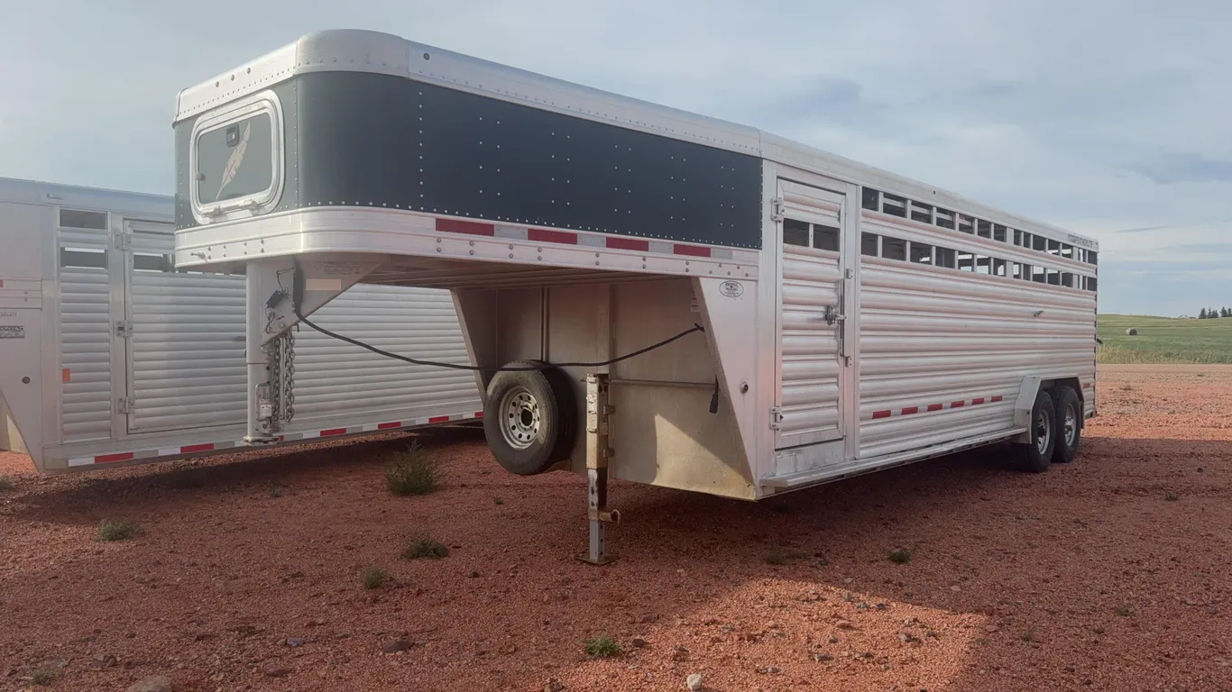 2021 Featherlite 8127-7624-STD Livestock Trailer