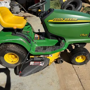 John Deere LT133 Lawn Tractor