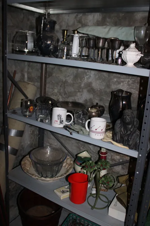 Glassware, Metalware & Décor