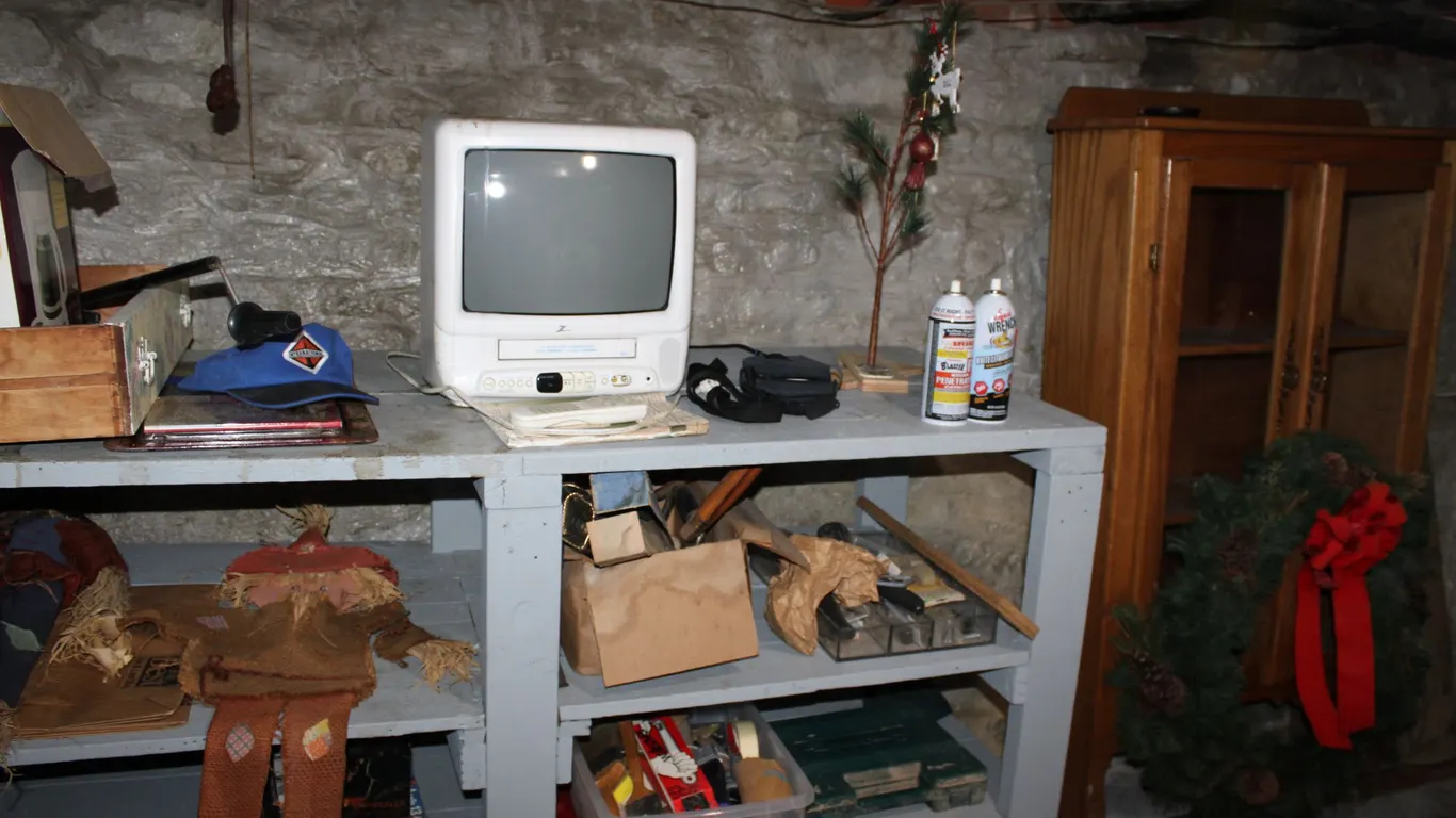 Television & Holiday Décor