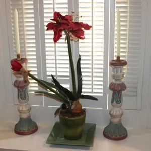 Candlesticks & Floral Décor