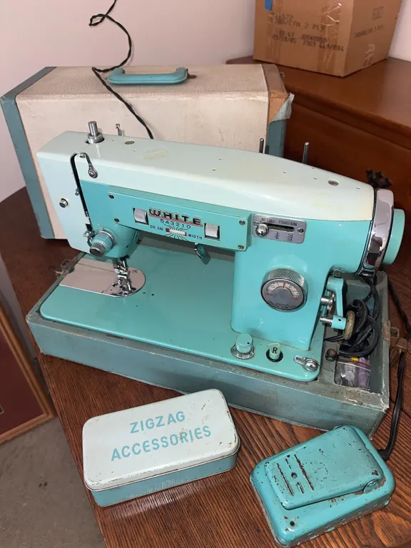 White ZigZag sewing machine in case – Aqua blue