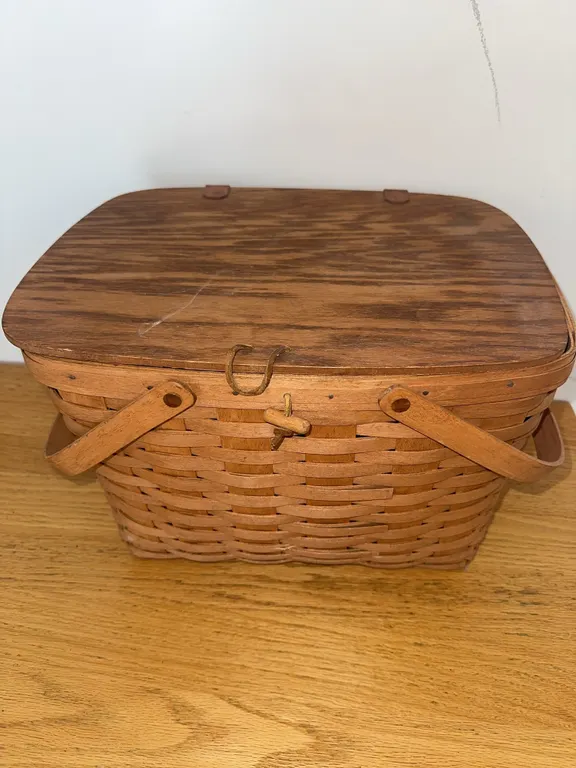 Vintage Longaberger lidded Basket – pie carrier