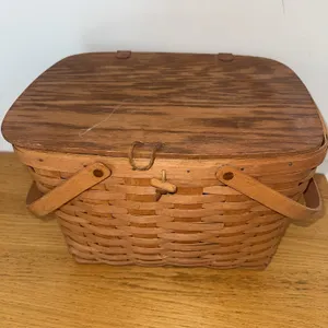 Vintage Longaberger lidded Basket – pie carrier