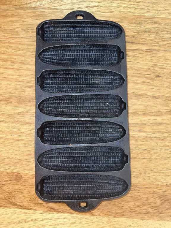 Wagner Ware cast-iron corn muffin pan Jr-Krusty Korn Kobs
