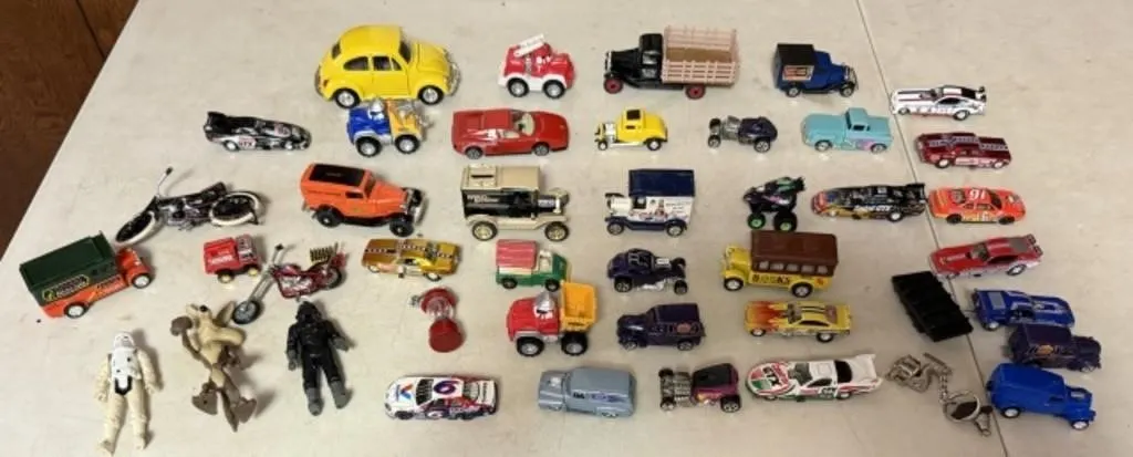 Vintage Toy Cars, Figurines