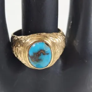 Lovely 14K ring with turquoise gemstone. Size 9